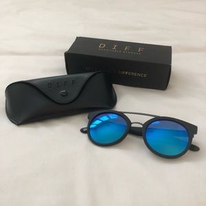 DIFF BLUE MIRRORED SUNGLASSES